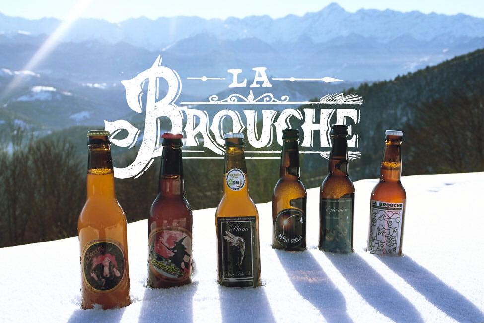 6 bouteilles de 33cl des bières de La Brouche présentées dans la neige