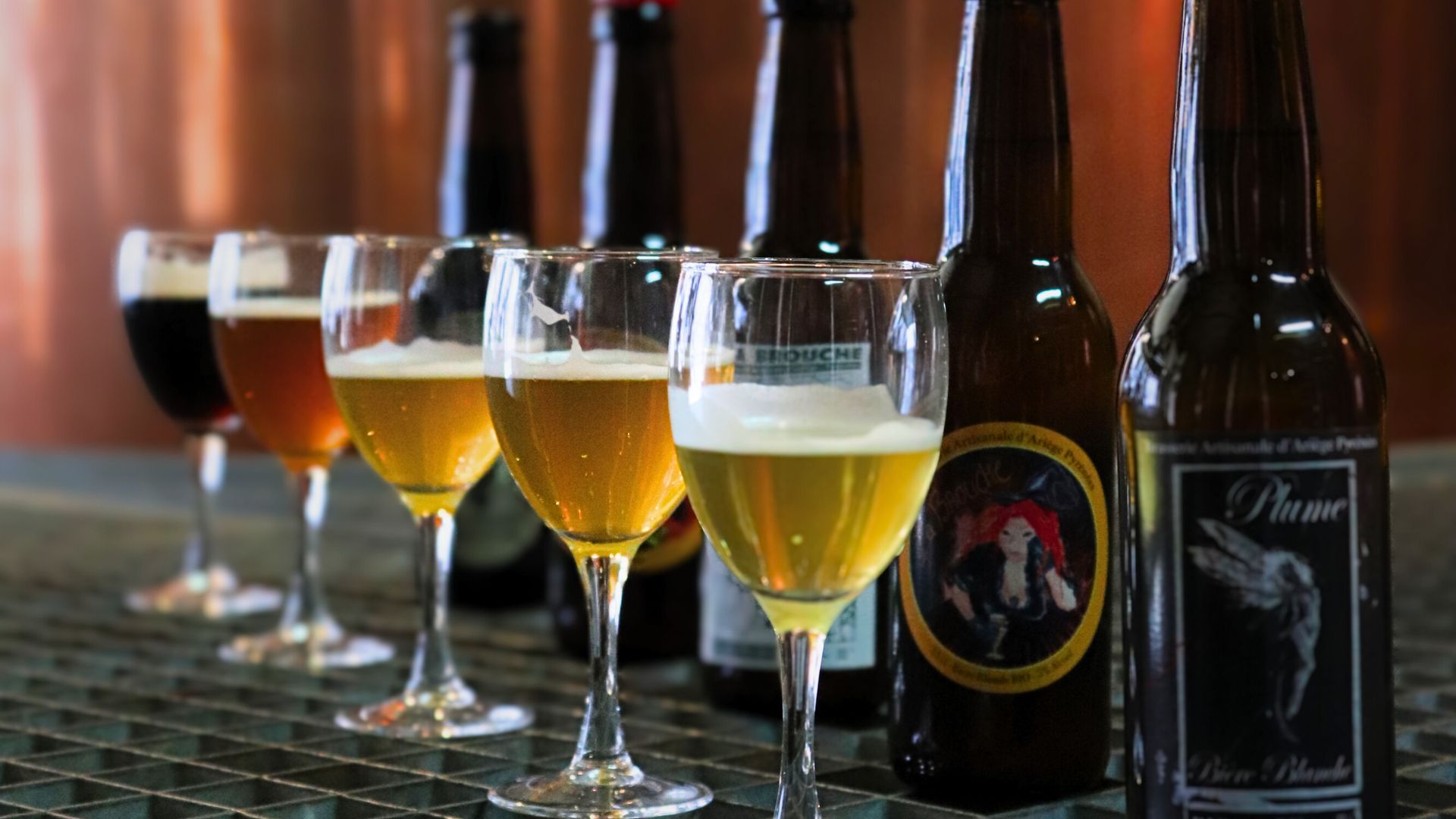 Cinq bouteilles des bières d'Ariege avec leurs verres